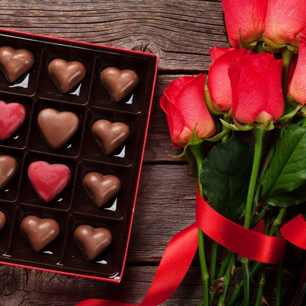 Alla Hjärtans dag rosor med chokladask som symboliserar kärlek, uppskattning och passion i relationen.