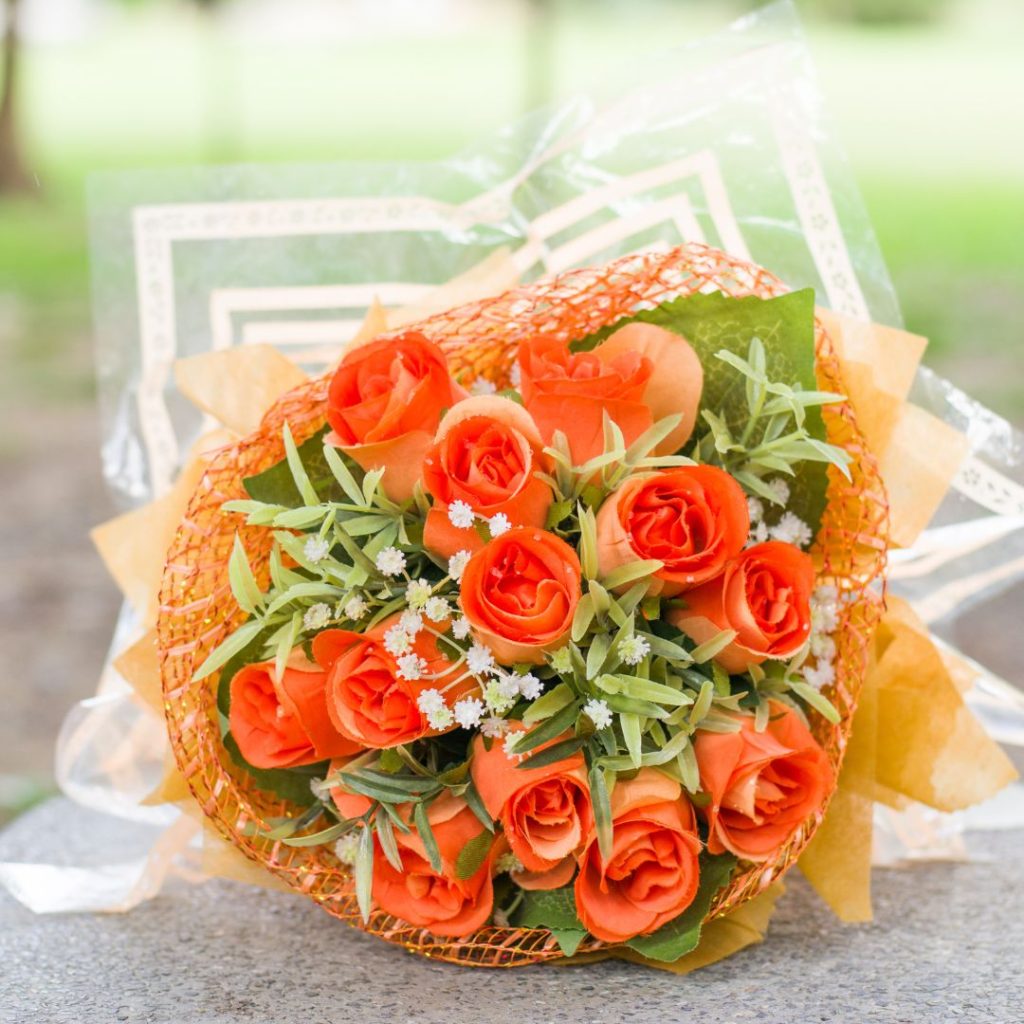 En bukett med orange rosor symboliserar entusiasm, passion och fascination.
