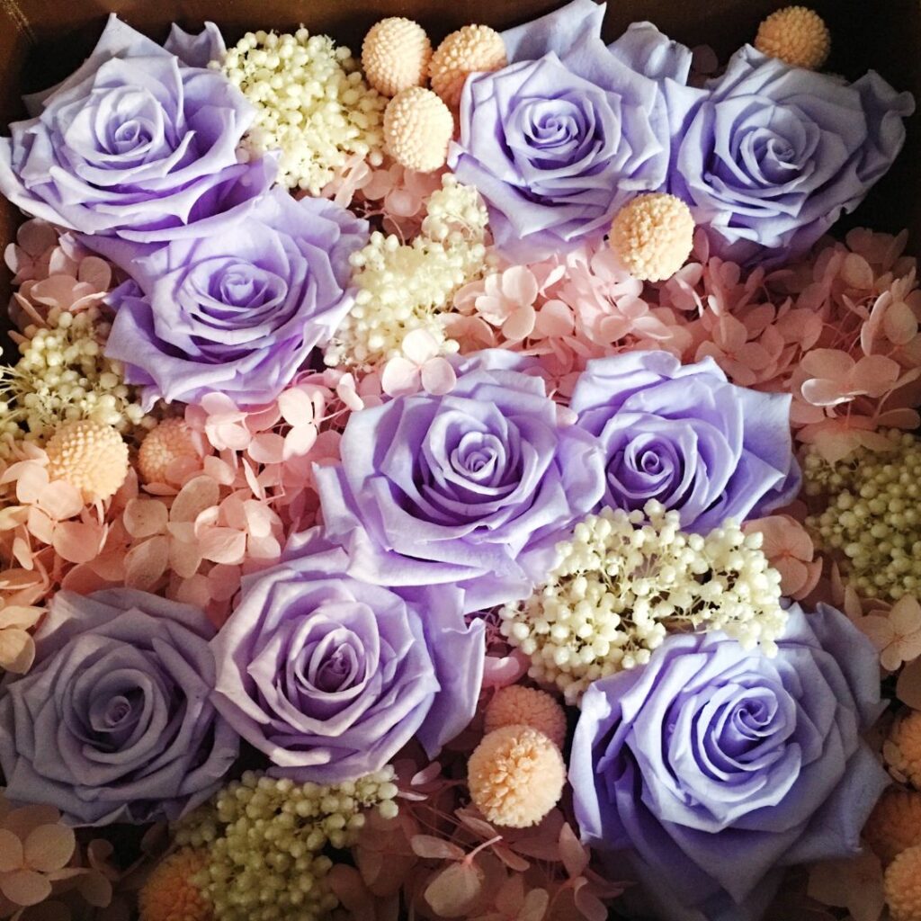 Evighetsrosor i en blombukett med andra blommor och växter som varar längre.